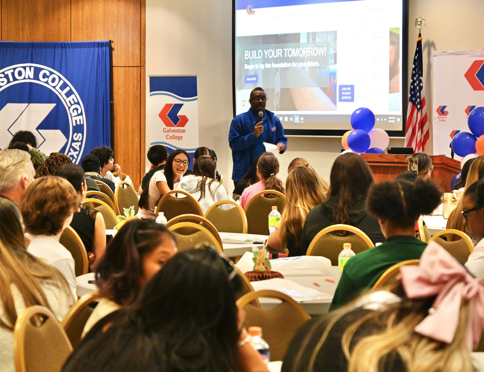 澳门银河网上赌场 Vice President for Student Affairs, Ron Crumedy, speaks to new students during the college’s fall 2025 orientation, held in the Seibel Wing at 银河网上赌场官网’s main campus in Galveston.