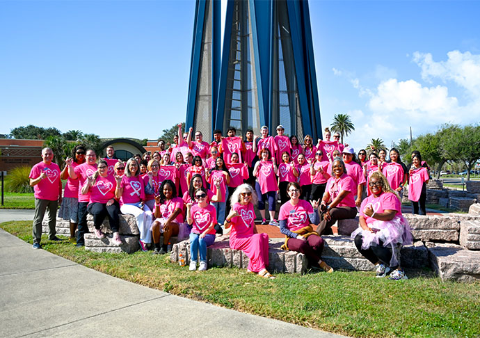 澳门银河网上赌场 students, faculty and staff wore pink and walked around the college’s main campus in Galveston on Oct. 21, 2025, to commemorate the 40th anniversary of the founding of Breast Cancer Awareness Month.