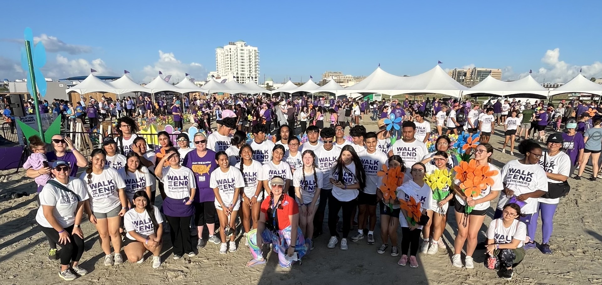 澳门银河网上赌场 students, faculty and staff participated in the annual Walk to End Alzheimer's event on Oct. 18, 2025, at Stewart Beach in Galveston.
